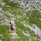 auf steinstufen im zieltal