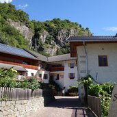 schrambach bei feldthurns dahinter wasserfall