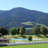 sportplatz und schwimmbad feldthurns