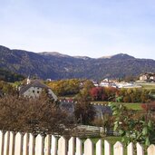 feldthurns dorf und berge dahinter