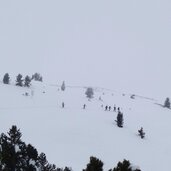 schneeschuhwanderer am weg zur brugger schupfe