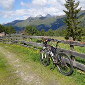 mountainbike auf forstweg bei leitneralm