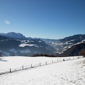 Eisacktal Blick von Garn nach Sueden Winter