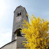 fruehling bei verdings klausen kirche