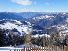 blick auf voels am schlern und ritten winter