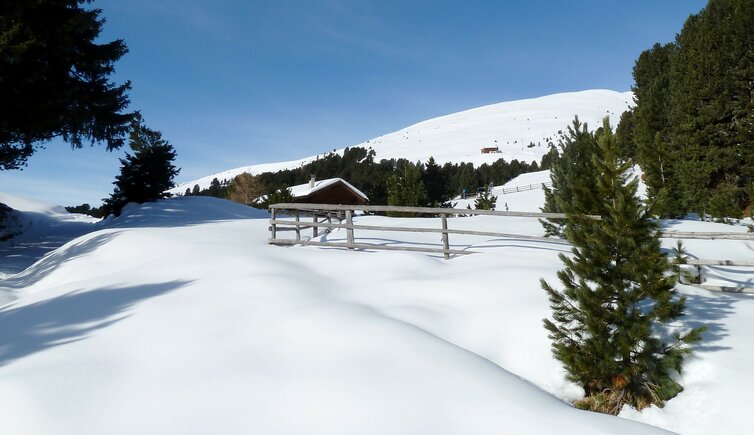 huette am plose hang winter schnee aferer tal