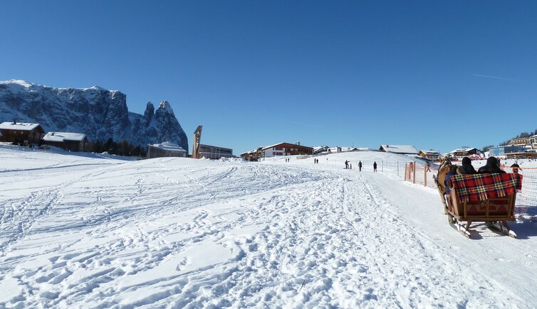 kompatsch seiser alm kirche schlern winter schnee pferdeschlitten schlitten